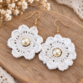 Boucles d’oreilles fleuries au crochet – Blanc & Perle