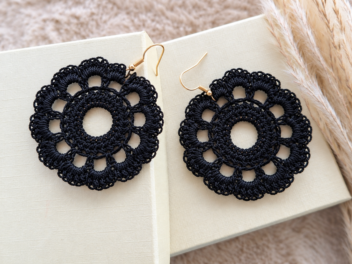 Créoles crochetées à la main noir – 5 cm