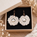 Boucles d’oreilles Fleurs au crochet – Écru & Perles nacrées