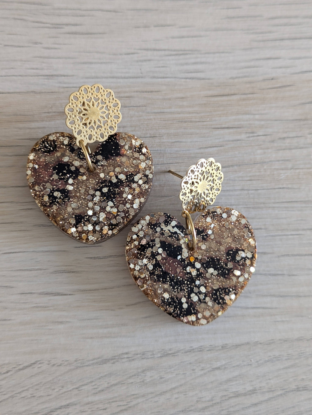 Boucles d'oreilles Léopard Cœur – Résine artisanale