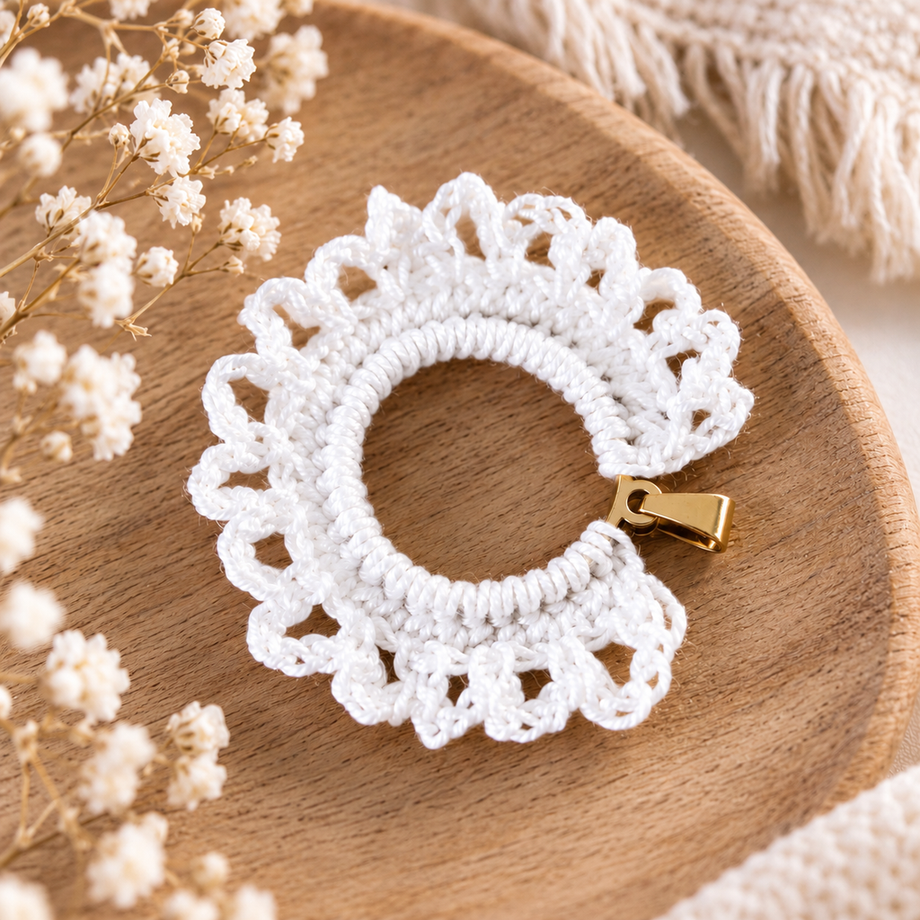 Médaillon délicat au crochet – Acier inoxydable
