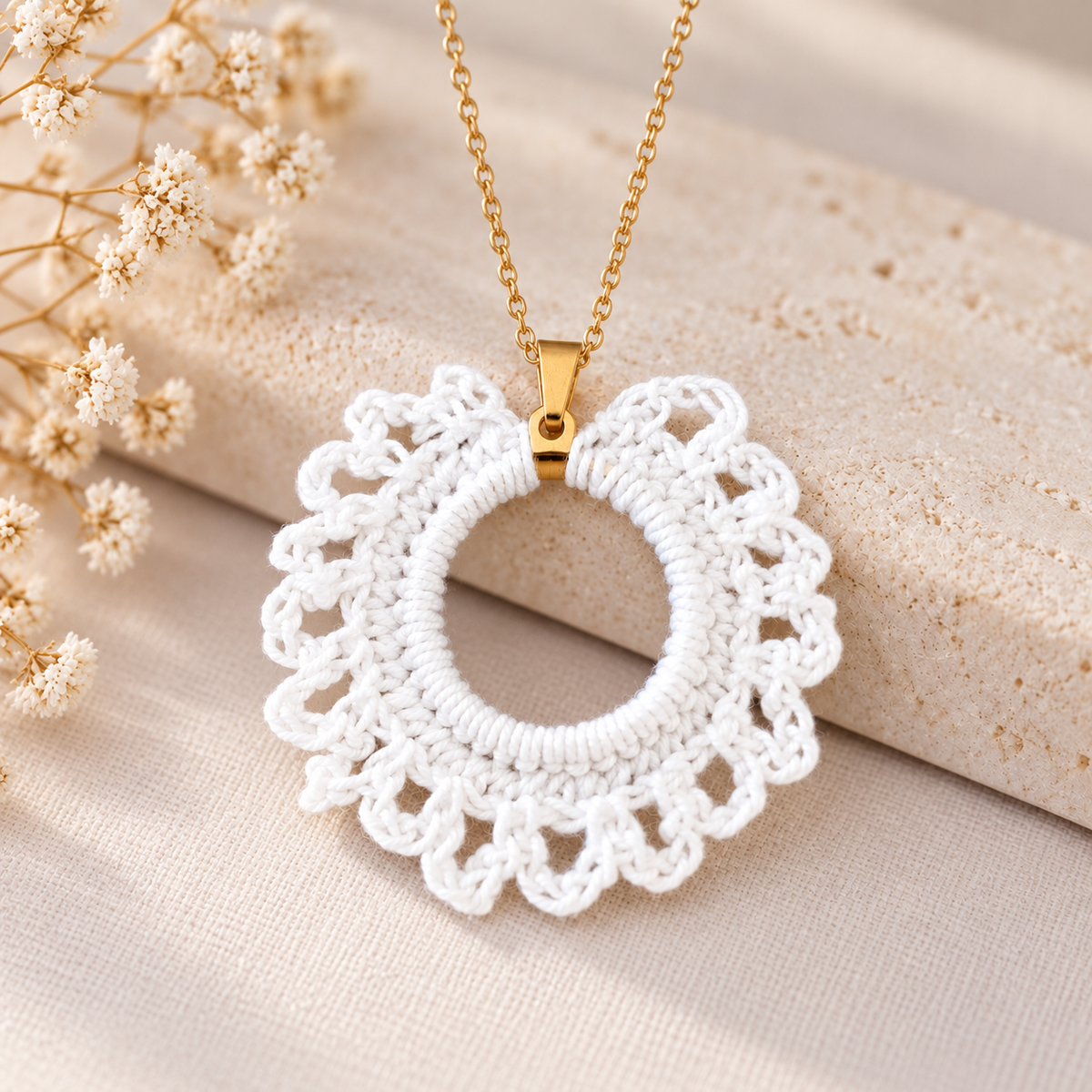 Médaillon délicat au crochet – Acier inoxydable