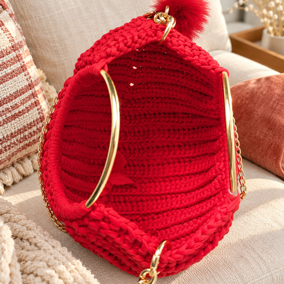 Petit sac bombé rouge avec poignées dorées pampilles et chainette
