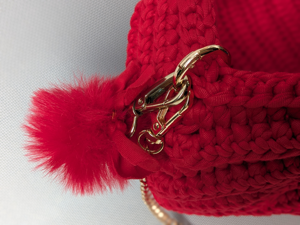 Petit sac bombé rouge avec poignées dorées pampilles et chainette