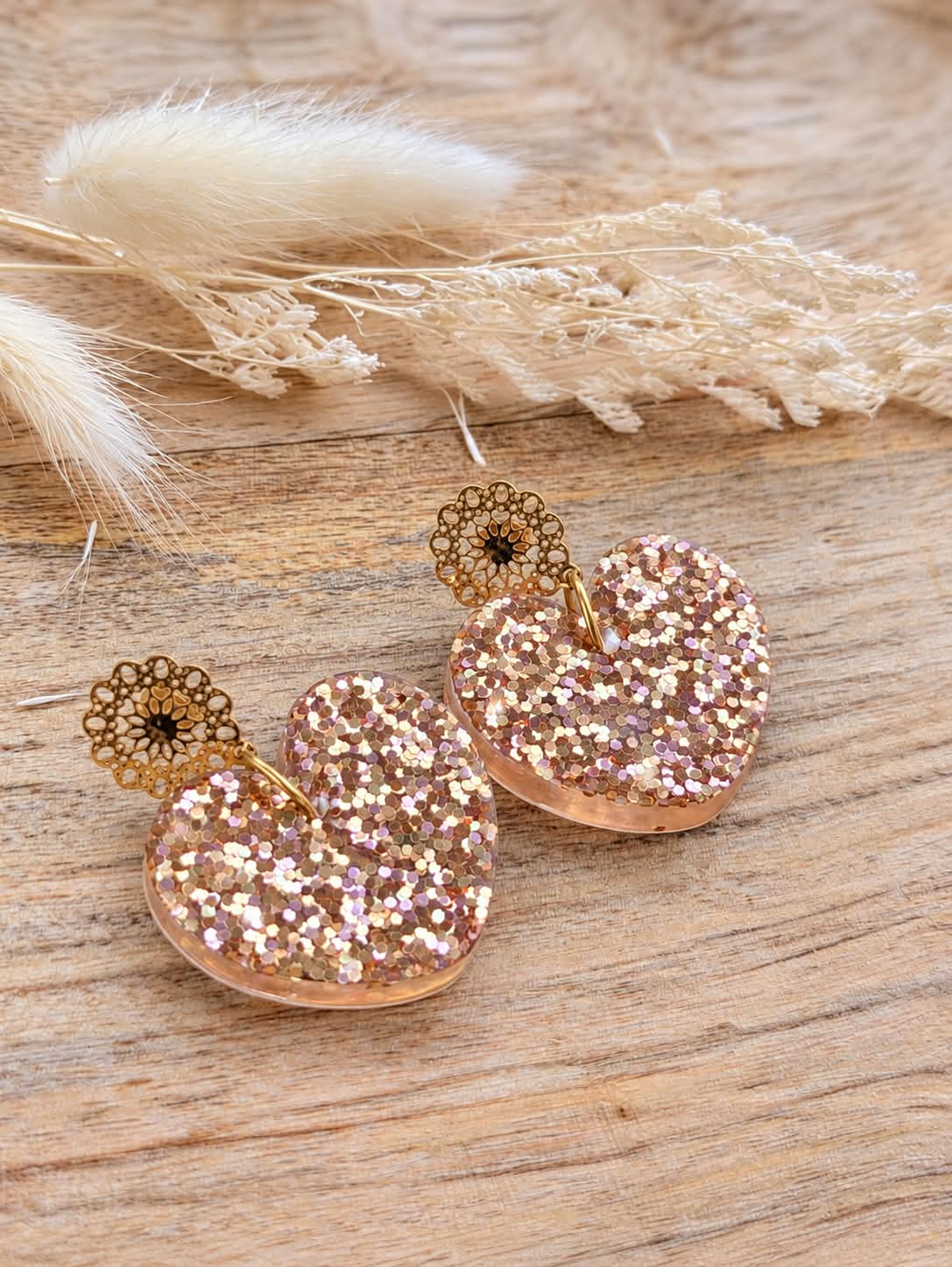 Boucles d’oreilles Cœur Rose Champagne – Résine artisanale