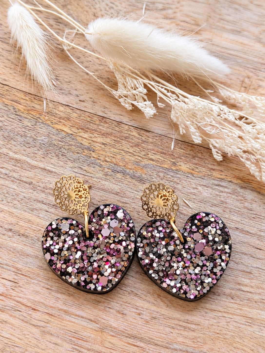 Boucles d’oreilles Cœur Noir et rose – Résine artisanale