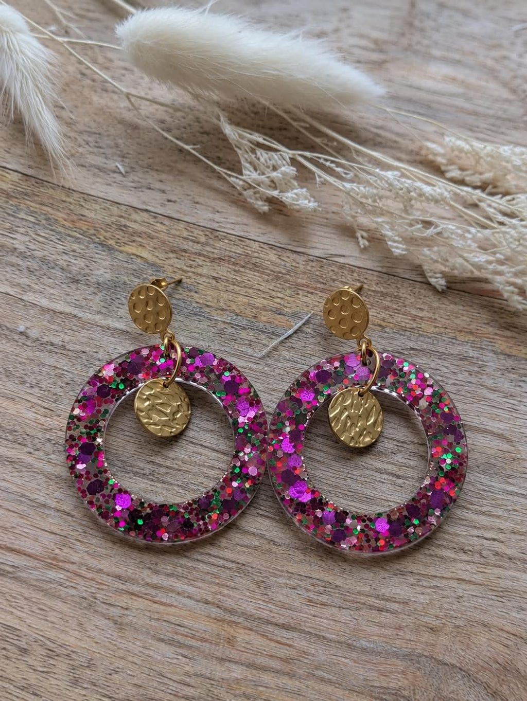 Boucles d’oreilles Rondes Roses Pailletées – Résine artisanale