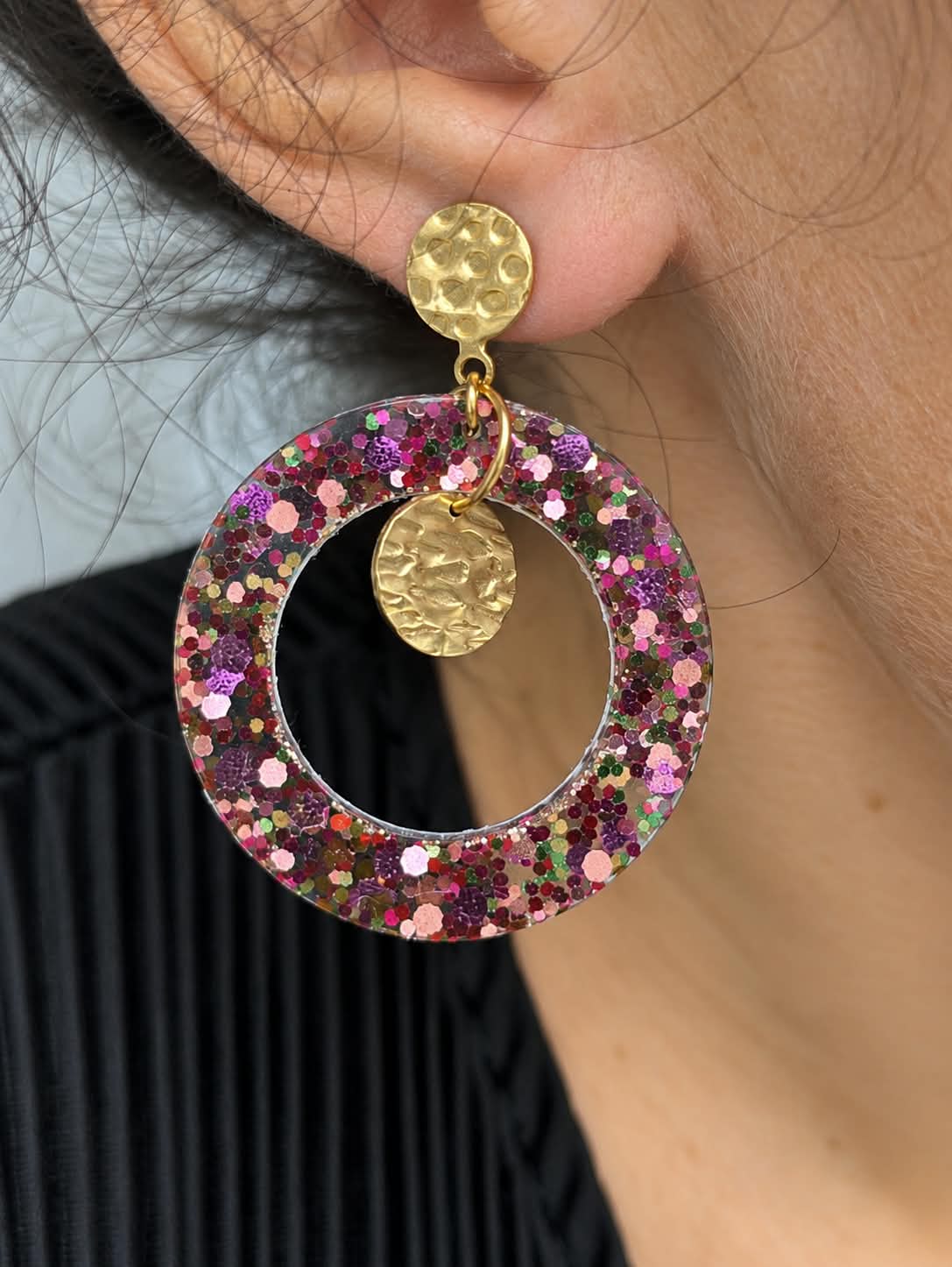 Boucles d’oreilles Rondes Roses Pailletées – Résine artisanale