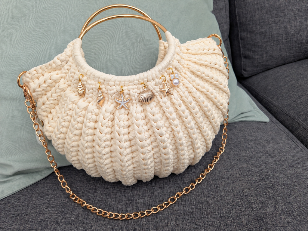 Petit sac bombé écru avec poignées dorées pampilles et chainette