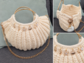 Petit sac bombé écru avec poignées dorées pampilles et chainette