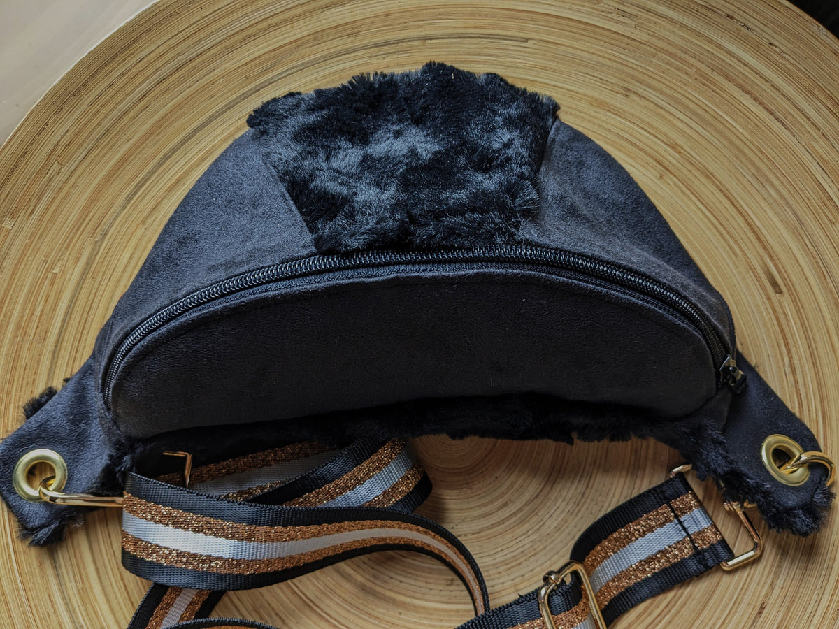 Sac banane bandoulière bi-matière en fourrure noire et suédine noire avec large sangle