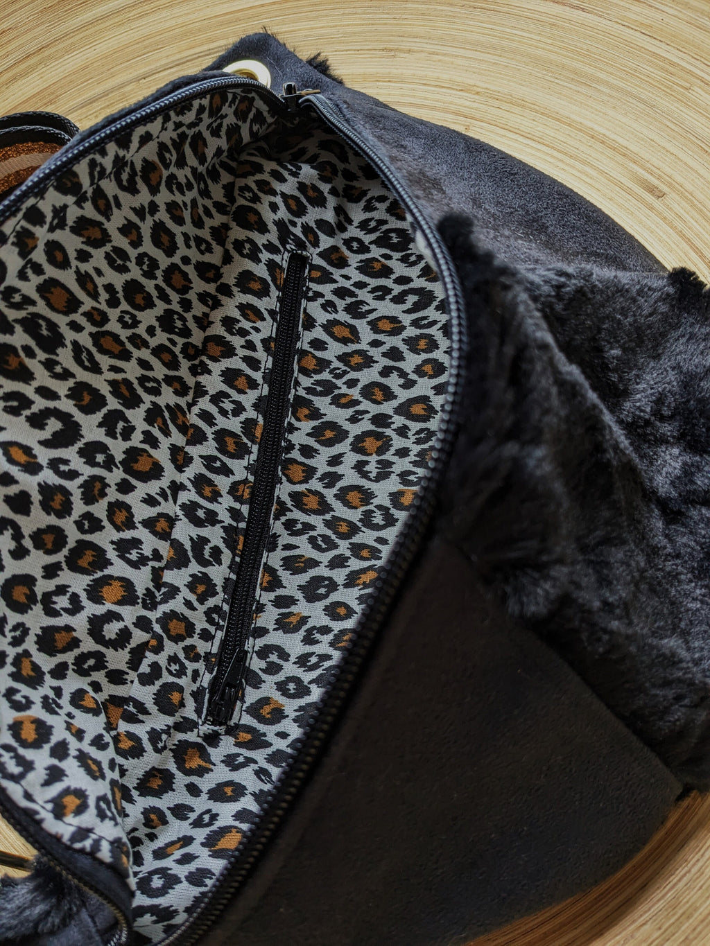 Sac banane bandoulière bi-matière en fourrure noire et suédine noire avec large sangle