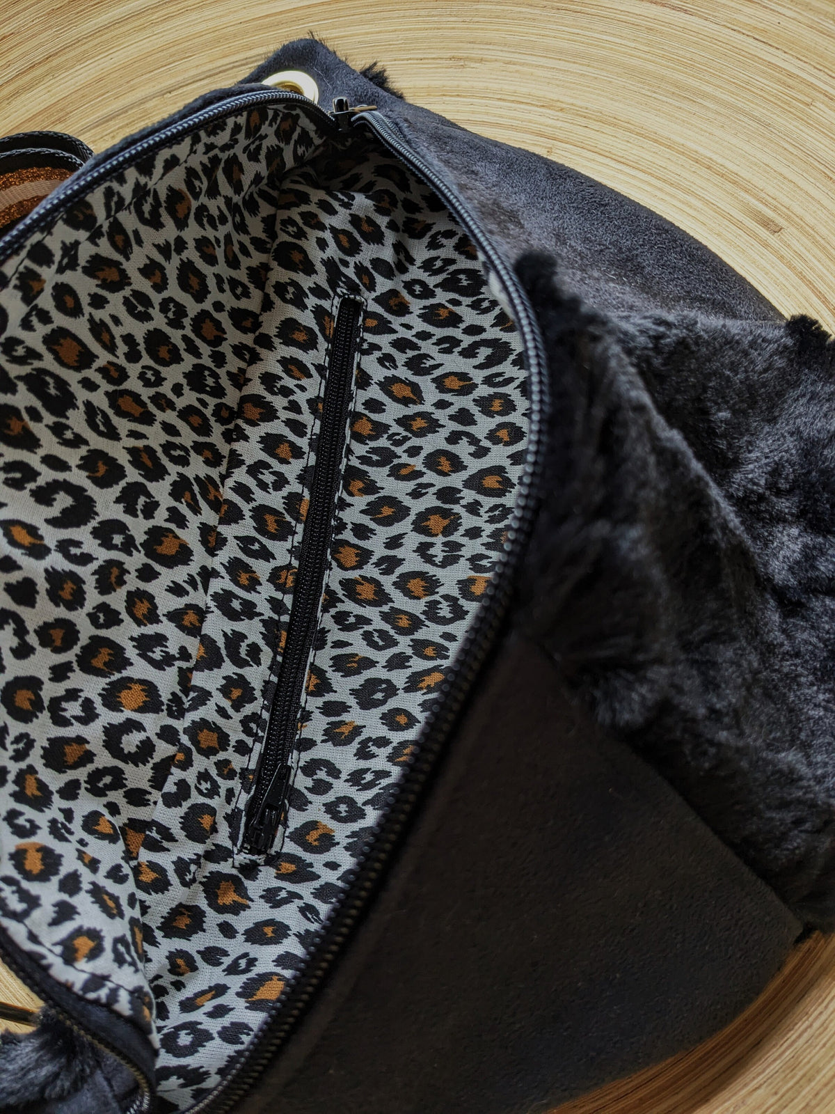 Sac banane bandoulière bi-matière en fourrure noire et suédine noire avec large sangle