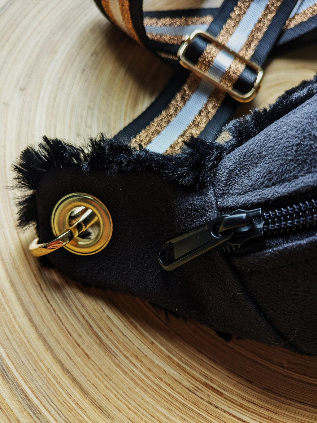 Sac banane bandoulière bi-matière en fourrure noire et suédine noire avec large sangle
