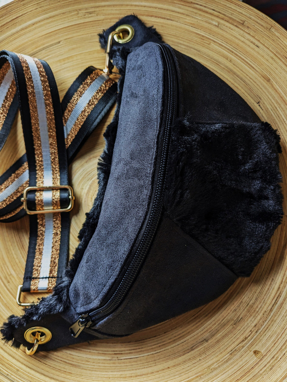 Sac banane bandoulière bi-matière en fourrure noire et suédine noire avec large sangle