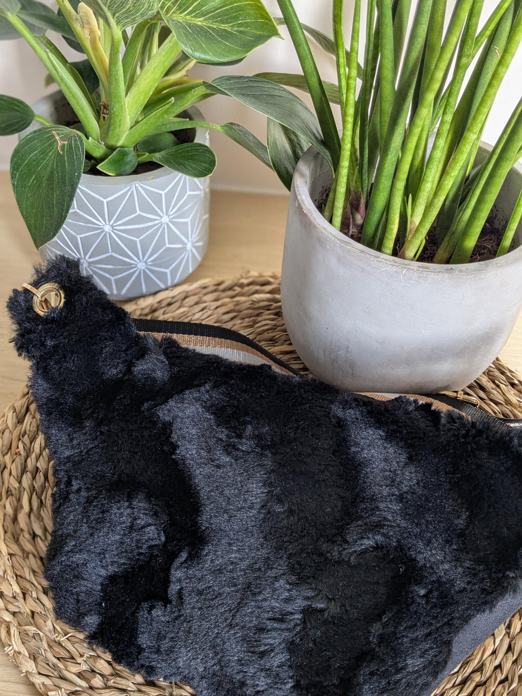Sac banane bandoulière bi-matière en fourrure noire et suédine noire avec large sangle