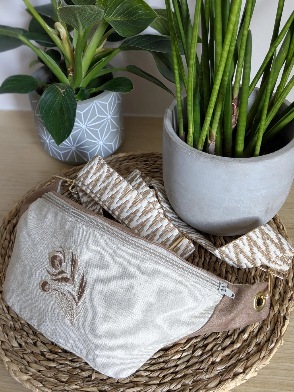 Sac banane bandoulière en suédine gris clair brodée plume avec large sangle