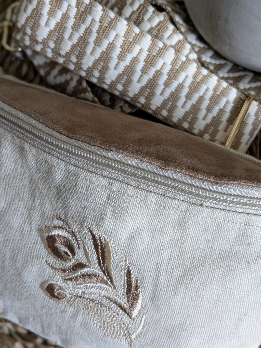 Sac banane bandoulière en suédine gris clair brodée plume avec large sangle