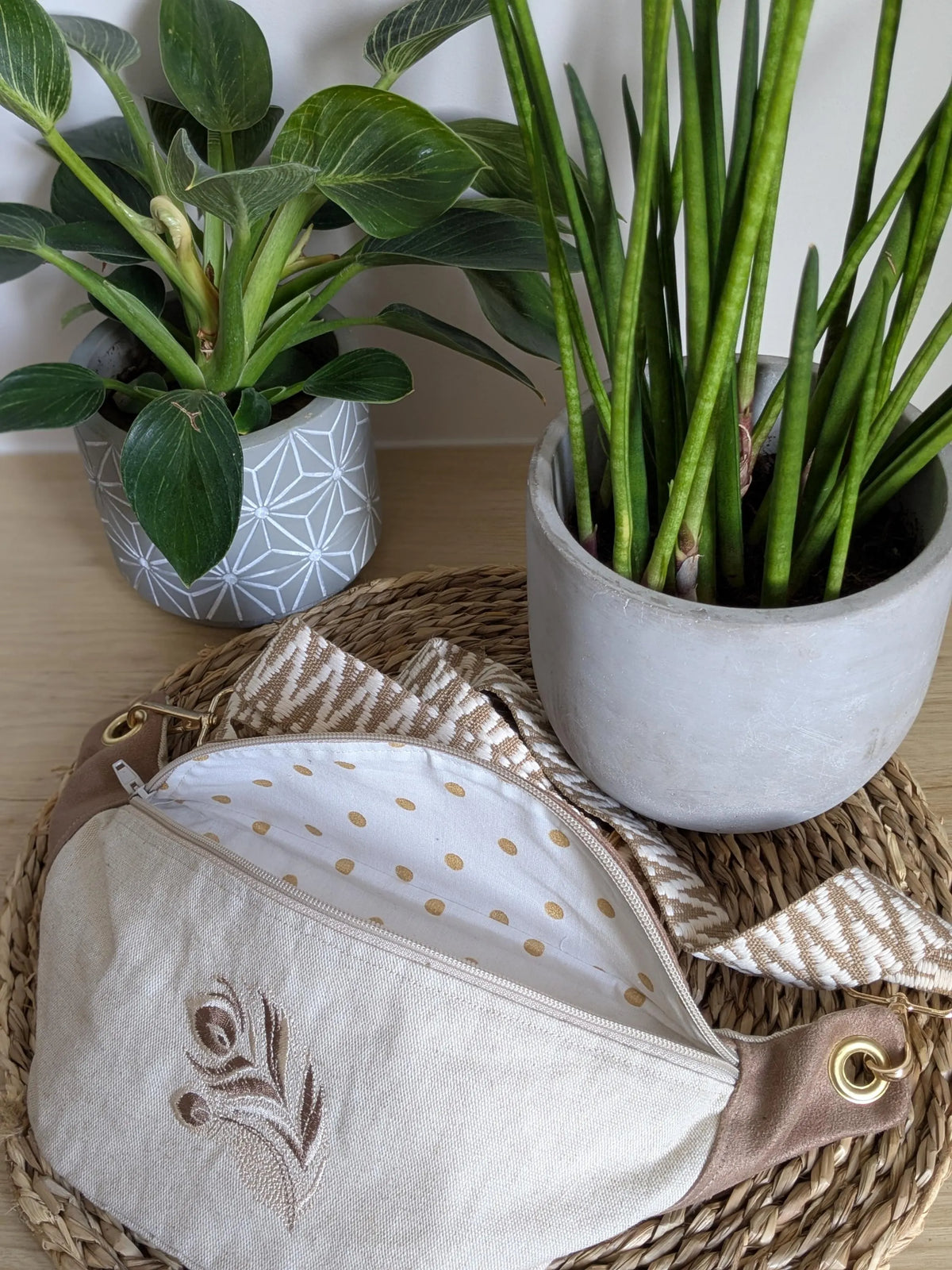 Sac banane bandoulière en suédine gris clair brodée plume avec large sangle