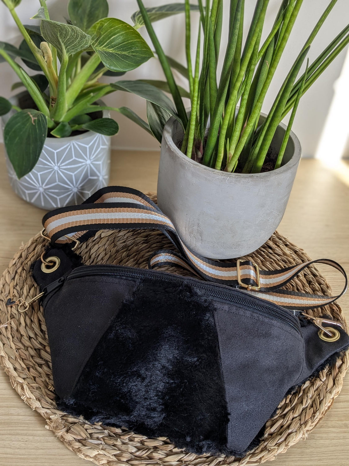 Sac banane bandoulière bi-matière en fourrure noire et suédine noire avec large sangle