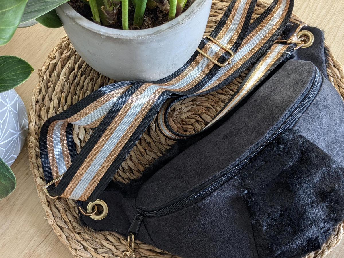 Sac banane bandoulière bi-matière en fourrure noire et suédine noire avec large sangle