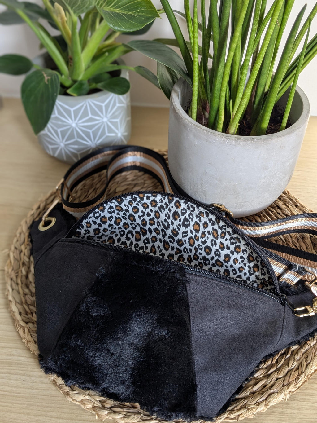 Sac banane bandoulière bi-matière en fourrure noire et suédine noire avec large sangle
