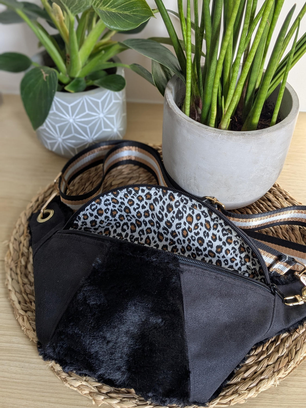 Sac banane bandoulière bi-matière en fourrure noire et suédine noire avec large sangle