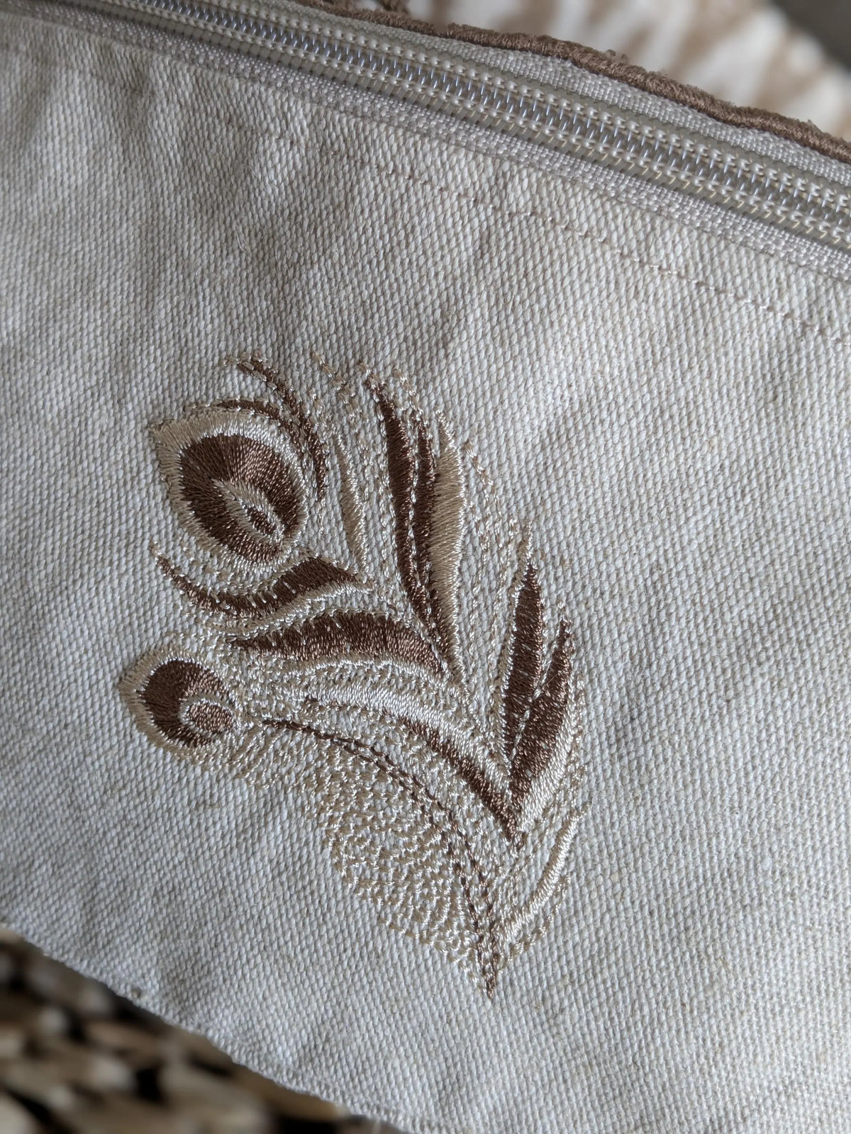 Sac banane bandoulière en suédine gris clair brodée plume avec large sangle