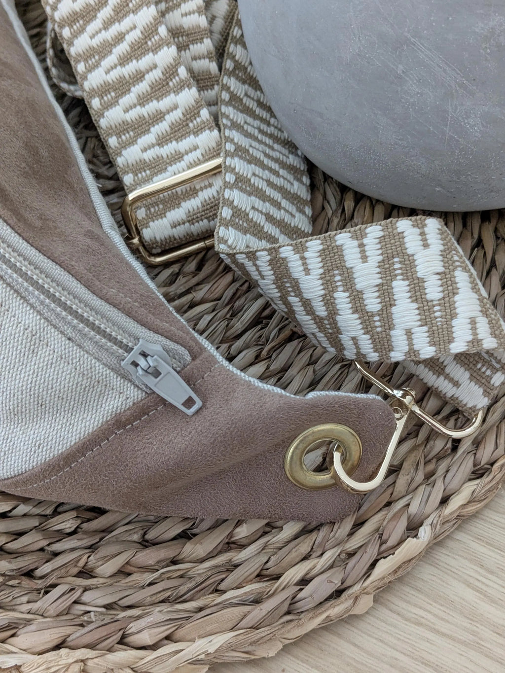 Sac banane bandoulière en suédine gris clair brodée plume avec large sangle