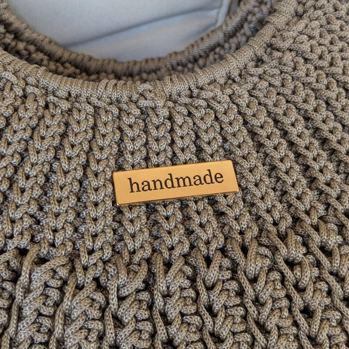 Sac coquille crocheté main avec anse dorées et sangle chainette - Couleur taupe