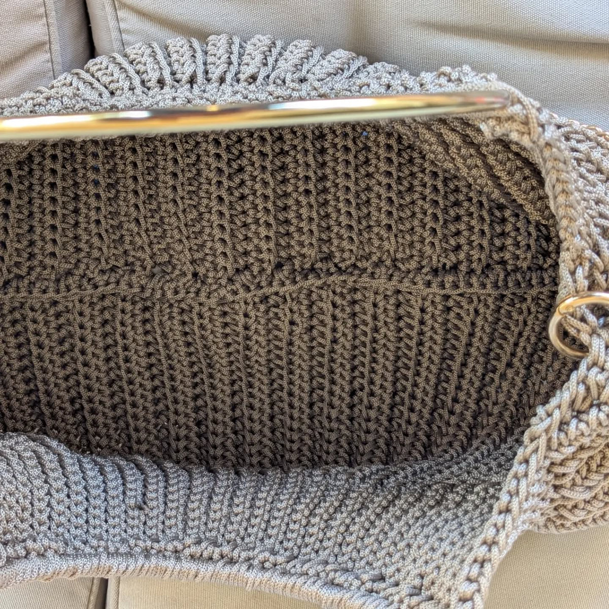 Sac coquille crocheté main avec anse dorées et sangle chainette - Couleur taupe