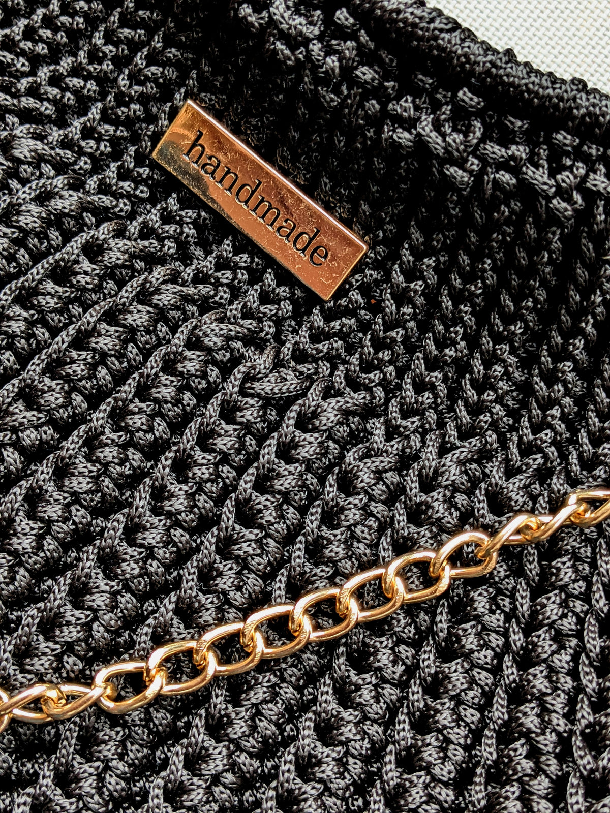 Sac coquille crocheté main avec anse dorées et sangle chainette - Couleur noir