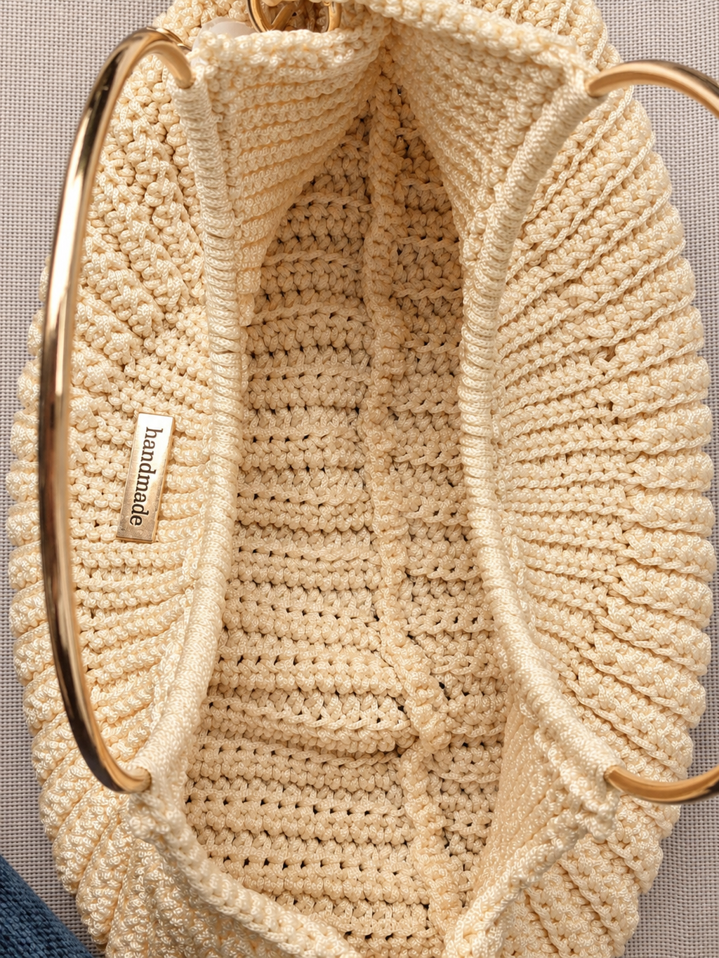 Sac coquille crocheté main avec anse dorées et sangle chainette - Couleur beige