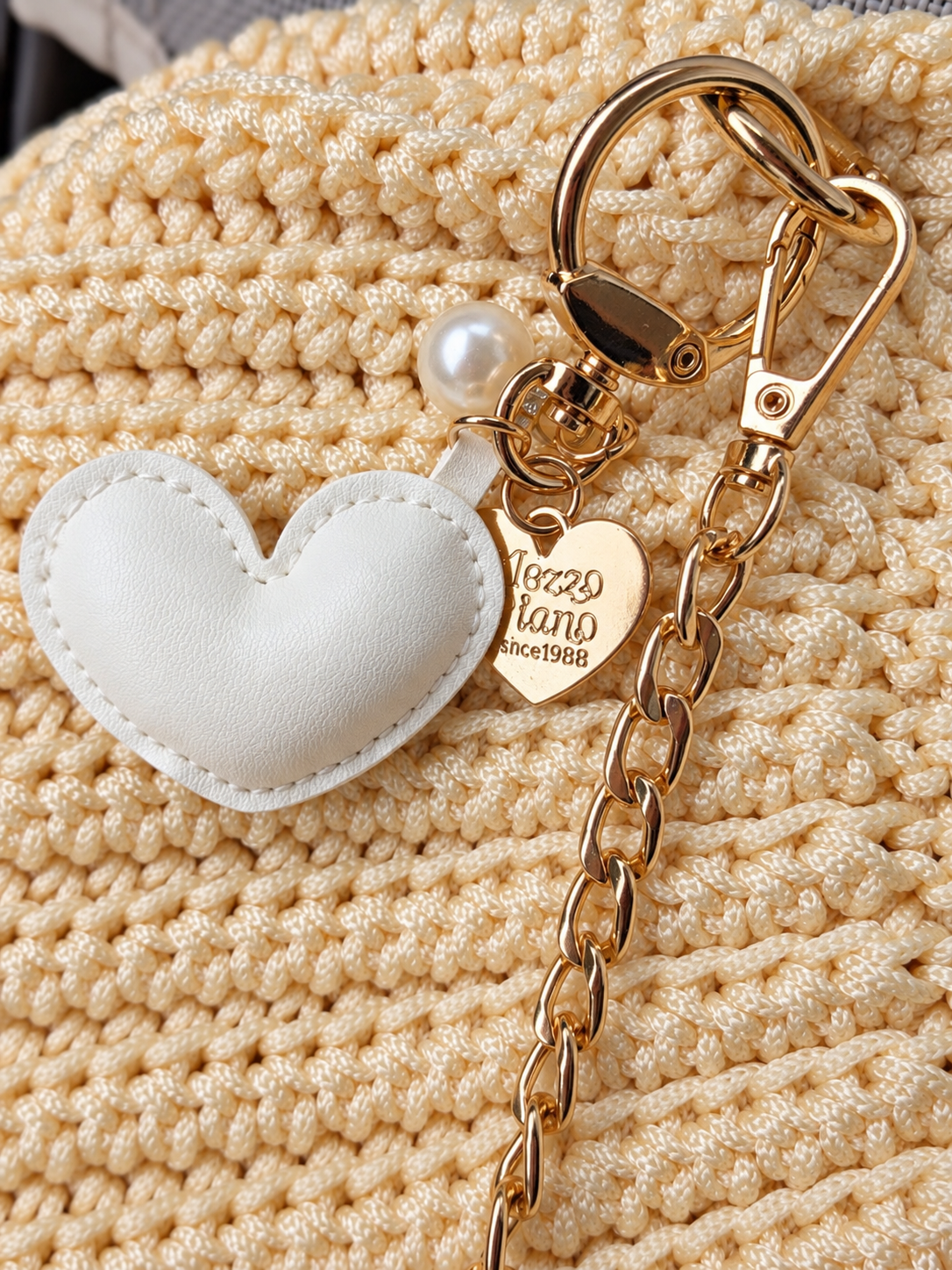Sac coquille crocheté main avec anse dorées et sangle chainette - Couleur beige