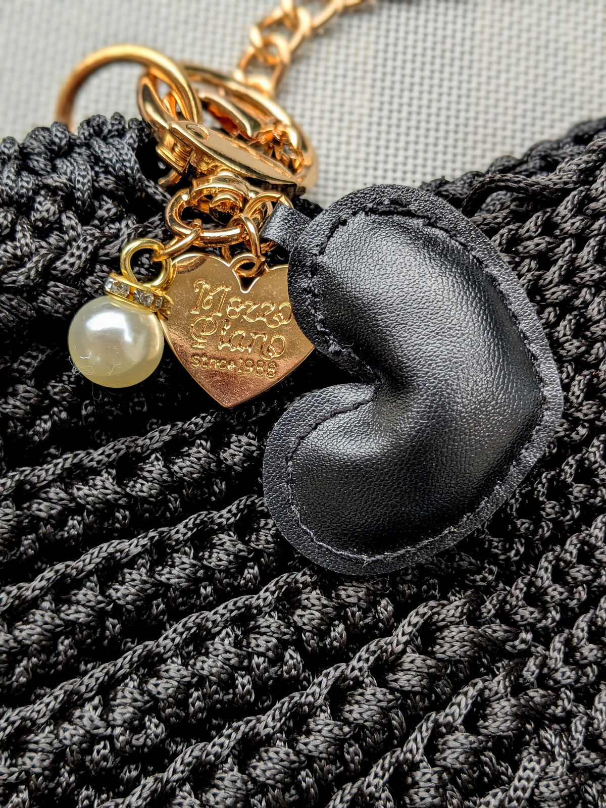 Sac coquille crocheté main avec anse dorées et sangle chainette - Couleur noir